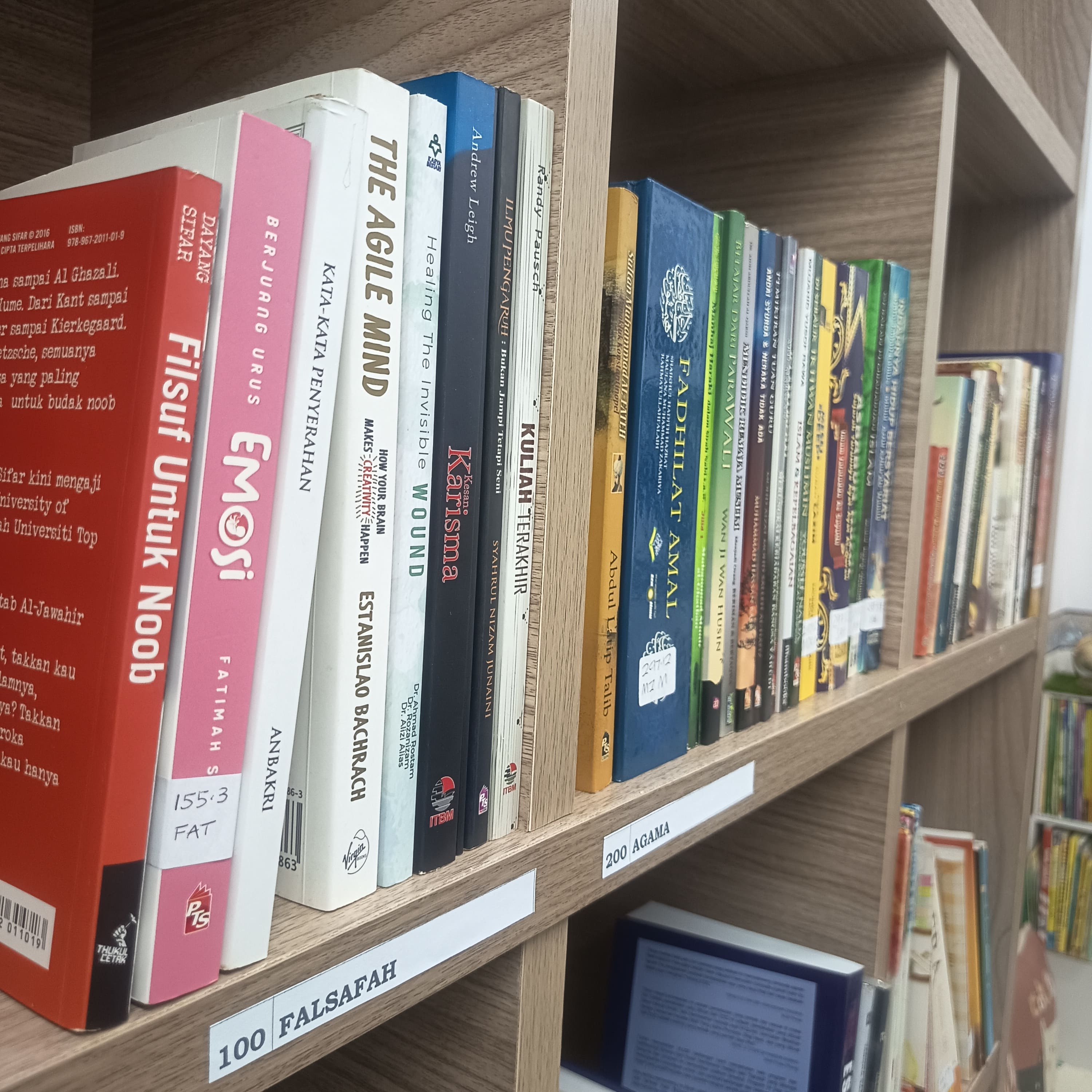 Buku disusun mengikut genre